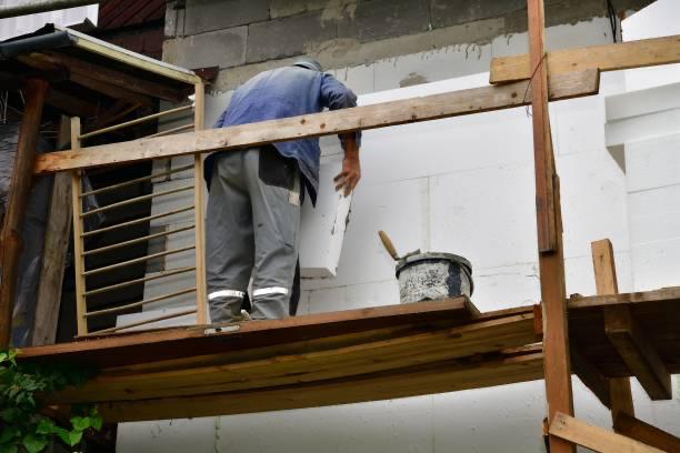 Pose d'isolation thermique par l'extérieur sur façade de maison